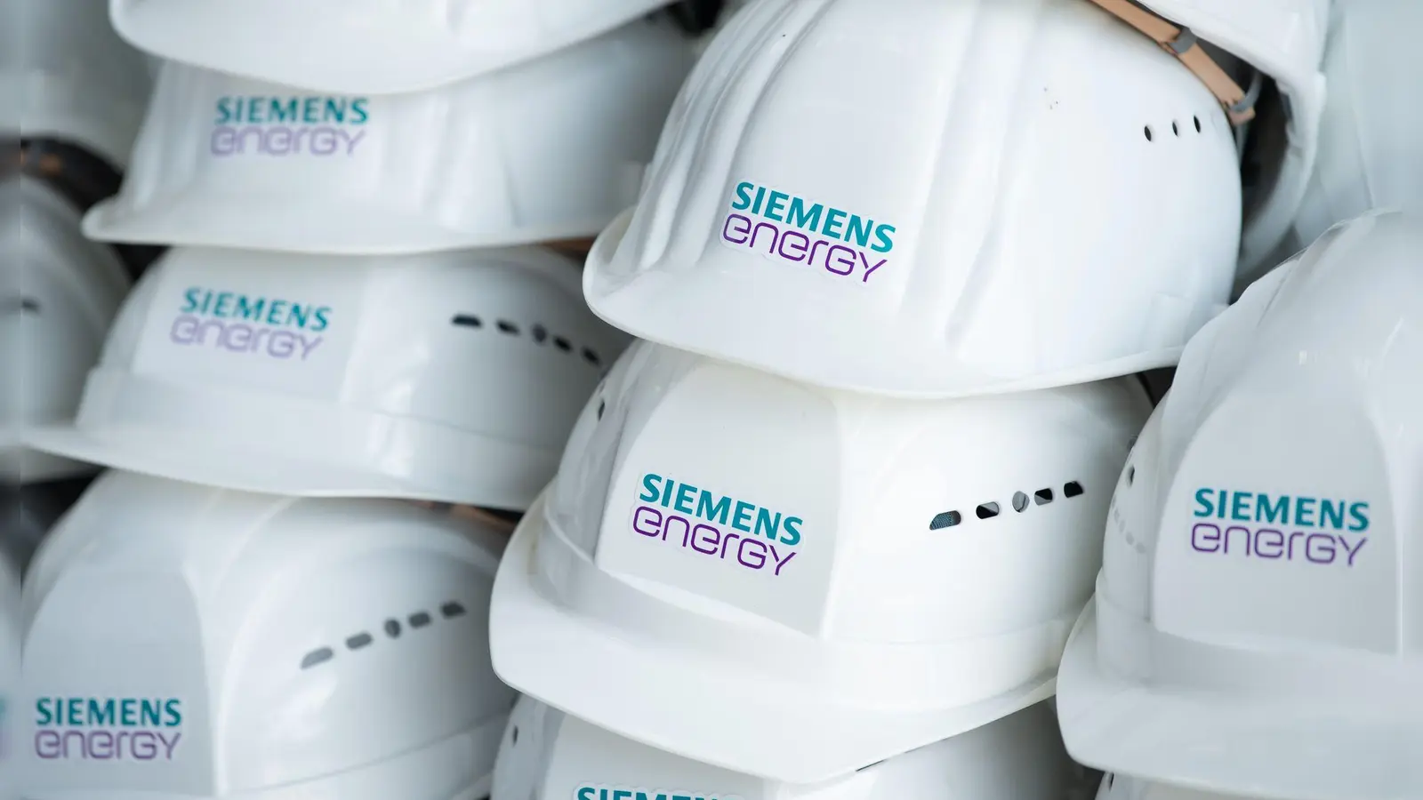 Siemens Energy hat sich aus tiefroten Zahlen herausgearbeitet. (Archivbild) (Foto: Sebastian Kahnert/dpa-Zentralbild/dpa)