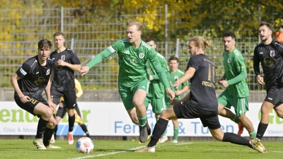 Niklas Seefried (Mitte) hatte in de ersten Hälfte gute Tormöglichkeiten gegen Schwaben Augsburg mit Rasmus Fackler-Stamm (rechts). (Foto: Martin Rügner)