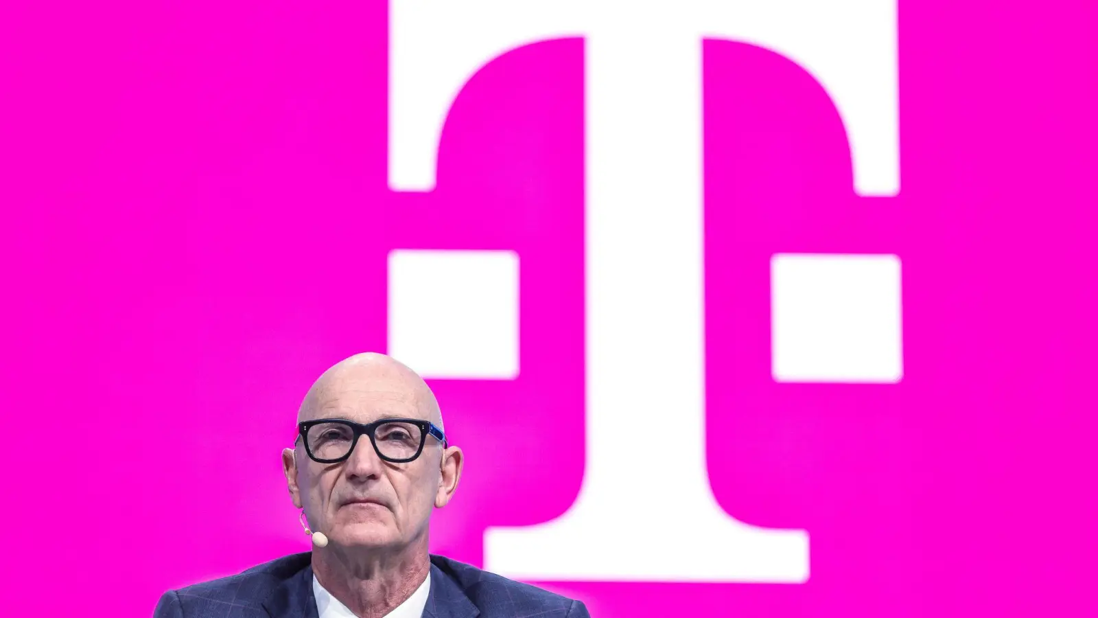 Telekom-Chef Tim Höttges geht auf Kuschelkurs zu US-Technologieriesen.  (Foto: Oliver Berg/dpa)