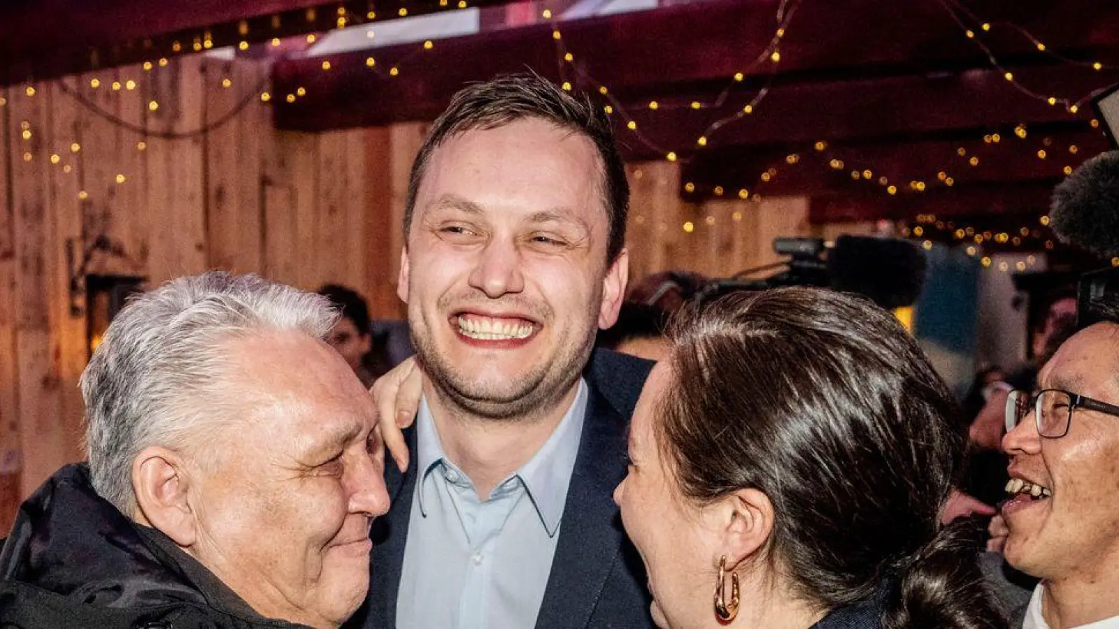 Der Vorsitzende von Demokraatit, Jens-Frederik Nielsen (Mitte), jubelt während der Wahlparty seiner Partei. (Foto: Mads Claus Rasmussen/Ritzau Scanpix Foto/AP/dpa)