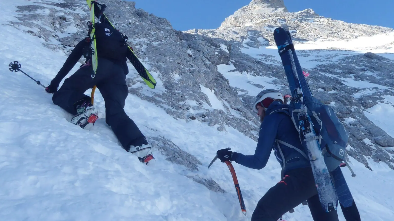 Mit Pickel und Steigeisen aufsteigen, später unberührte Hänge abfahren: Für solche Touren braucht es die nötige Lawinennotfallausrüstung. (Foto: Angelika Warmuth/dpa/dpa-tmn)