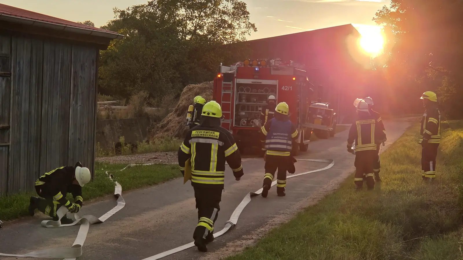 Erst kürzlich übten die Hagenbüchacher Feuerwehren – also Hagenbüchach, Bräuersdorf und Oberfembach – den Ernstfall, die Bekämpfung eines Brandes in einem landwirtschaftlichen Anwesen. (Foto: Rainer Weiskirchen)