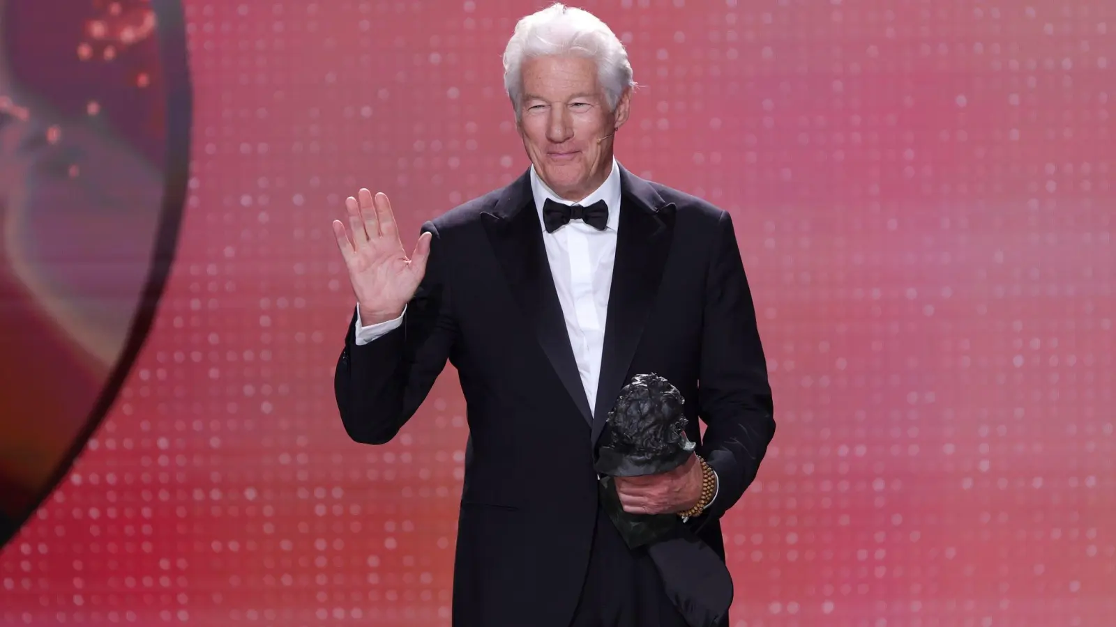 Richard Gere wurde in Granada für sein Lebenswerk ausgezeichnet und holte dabei gegen Donald Trump aus. (Foto: Fermin Rodriguez/AP/dpa)