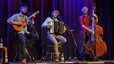 Fränkisch, frech und mit Herz: die Bomhard-Brüder Johannes, Heiner und Georg (von links) beim Konzert in den Ansbacher Kammerspielen. (Foto: Elke Walter)