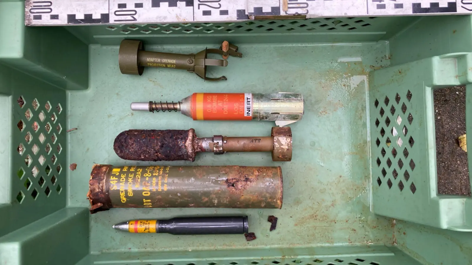 Unbemerkt hatte ein Mann in Augsburg eine große Waffensammlung in seinem Haus gebunkert. Erst der Tod des Mannes führte die Polizei auf die Spur. (Foto: -/Polizeipräsidium Schwaben Nord/dpa)