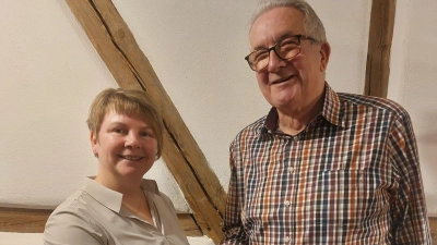 Die frischgekürte Bürgermeisterkandidatin Elisabeth Schmidt nimmt die Glückwünsche des Bürgerforum-Vorsitzenden Hans-Georg Moosmeier entgegen. (Foto: Sandra Buchwald)