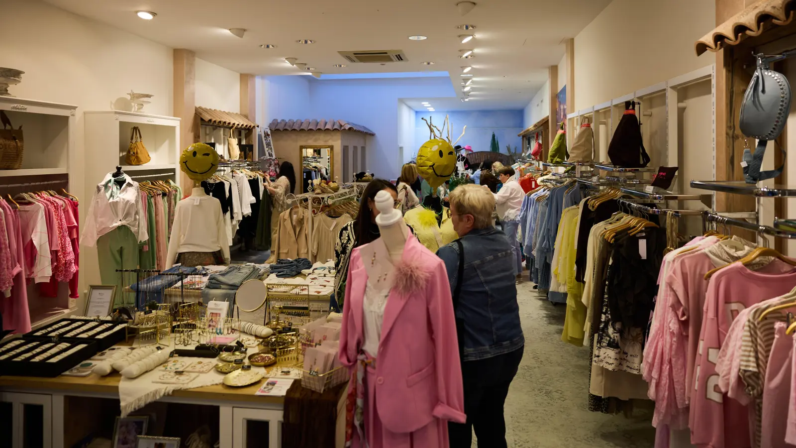 In den Klamottengeschäften lockte pünktlich zu den titelgebenden „Frühlingsgefühlen” die frische Mode zum Probieren. (Foto: Zeynel Dönmez)