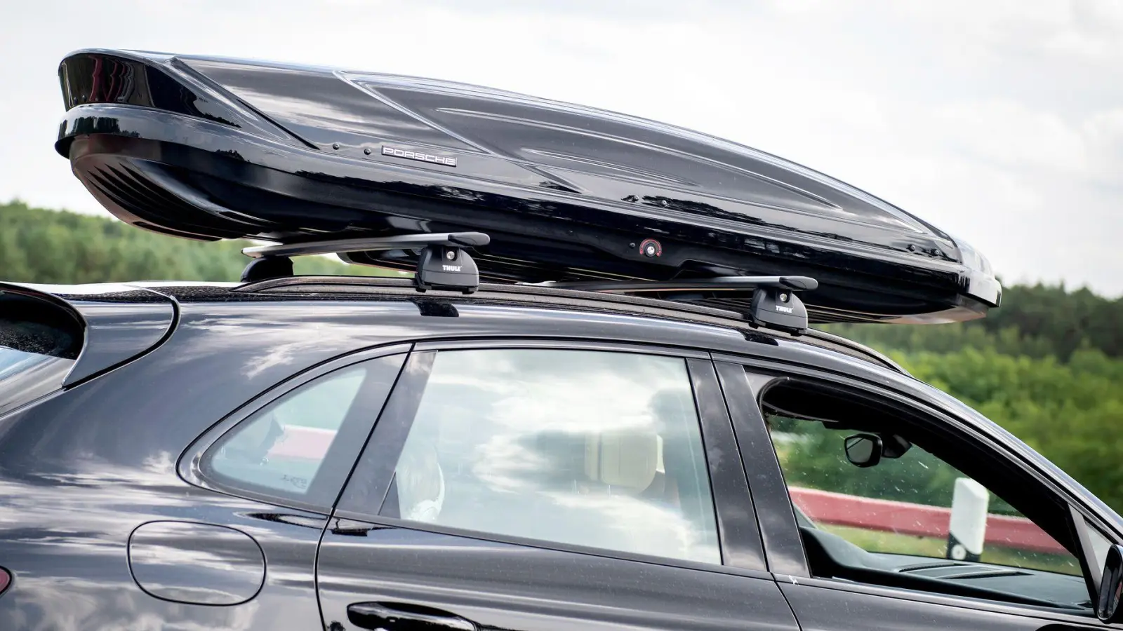 Dachbox nach dem Urlaub noch drauf? Wer sie im Alltag nicht braucht, sollte sie abmontieren – sonst verbraucht sie nur unnötig Sprit. (Foto: Zacharie Scheurer/dpa-tmn)