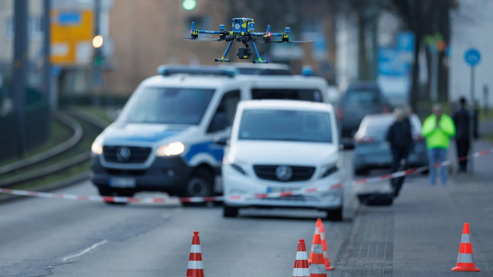 Eine Drohne der Polizei ist über dem Tatort in der Innenstadt im Einsatz. In der Nähe des Landgerichts Bielefeld waren am Mittwoch Schüsse gefallen. (Foto: Friso Gentsch/dpa)