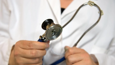 Wie Ärzte und Patienten miteinander kommunizieren, wirkt sich auf das gegenseitige Vertrauen aus. (Symbolbild) (Foto: Arno Burgi/dpa-Zentralbild/dpa)