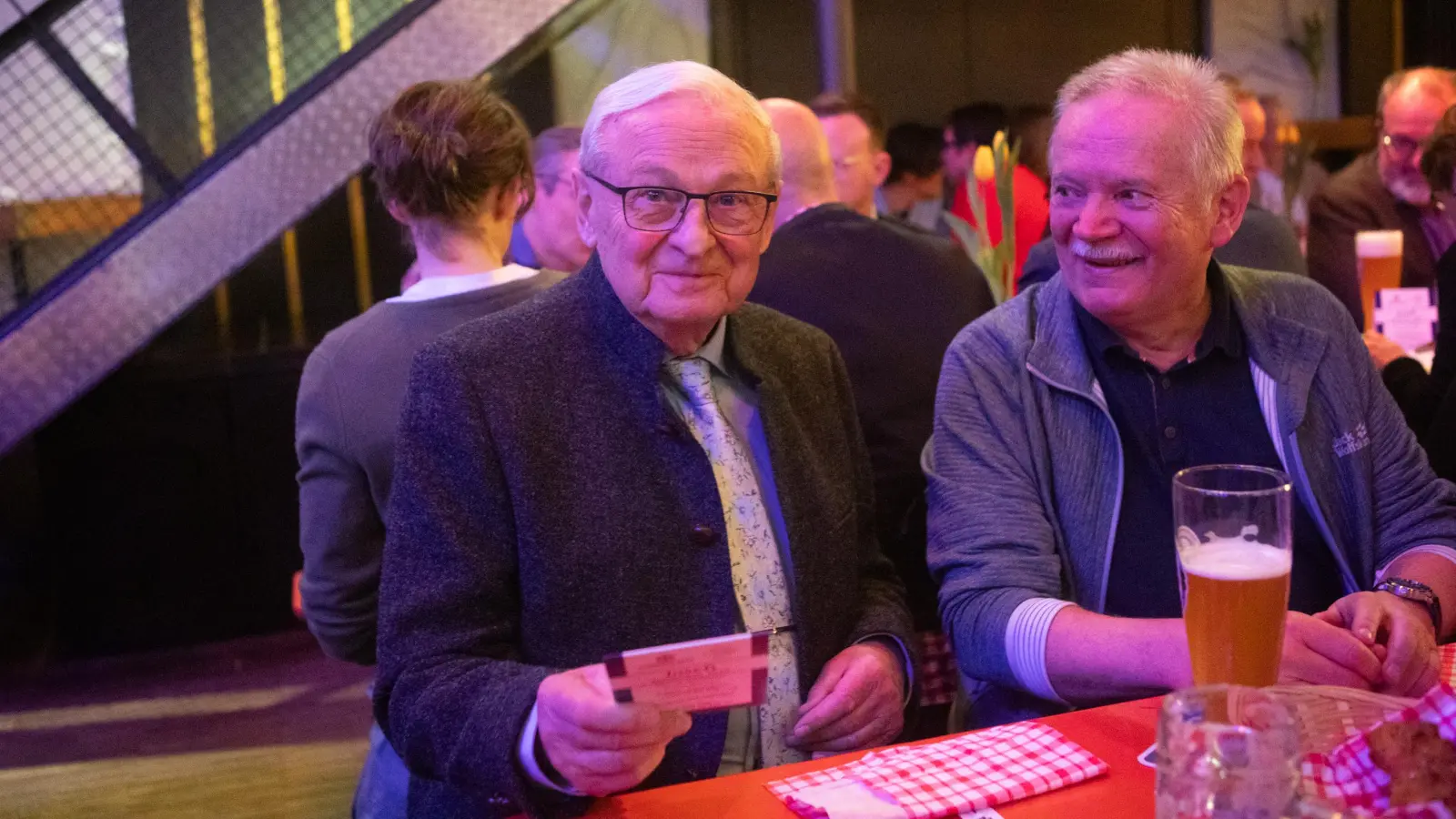 Friedrich Hilterhaus (links) genießt den Abend. (Foto: Evi Lemberger)