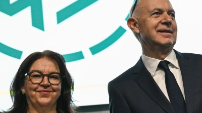 Bernd Neuendorf, hier mit der bisherigen Generalsekretärin Heike Ullrich, bleibt DFB-Präsident. (Foto: Arne Dedert/dpa)