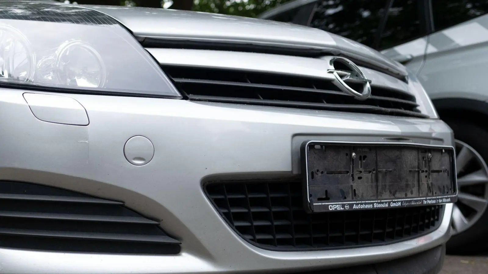 Der Diebstahl von Kfz-Kennzeichen muss umgehend bei Polizei und Versicherung gemeldet werden: Nur so ist eine schnelle Neuausstellung möglich. (Foto: Peter Steffen/dpa/dpa-tmn)