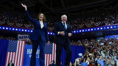 Die Stimmung beim ersten gemeinsamen Auftritt von Kamala Harris und Tim Walz ist mehr als gut - das Publikum empfängt die beiden mit tosendem Jubel. (Foto: Matt Rourke/AP/dpa)