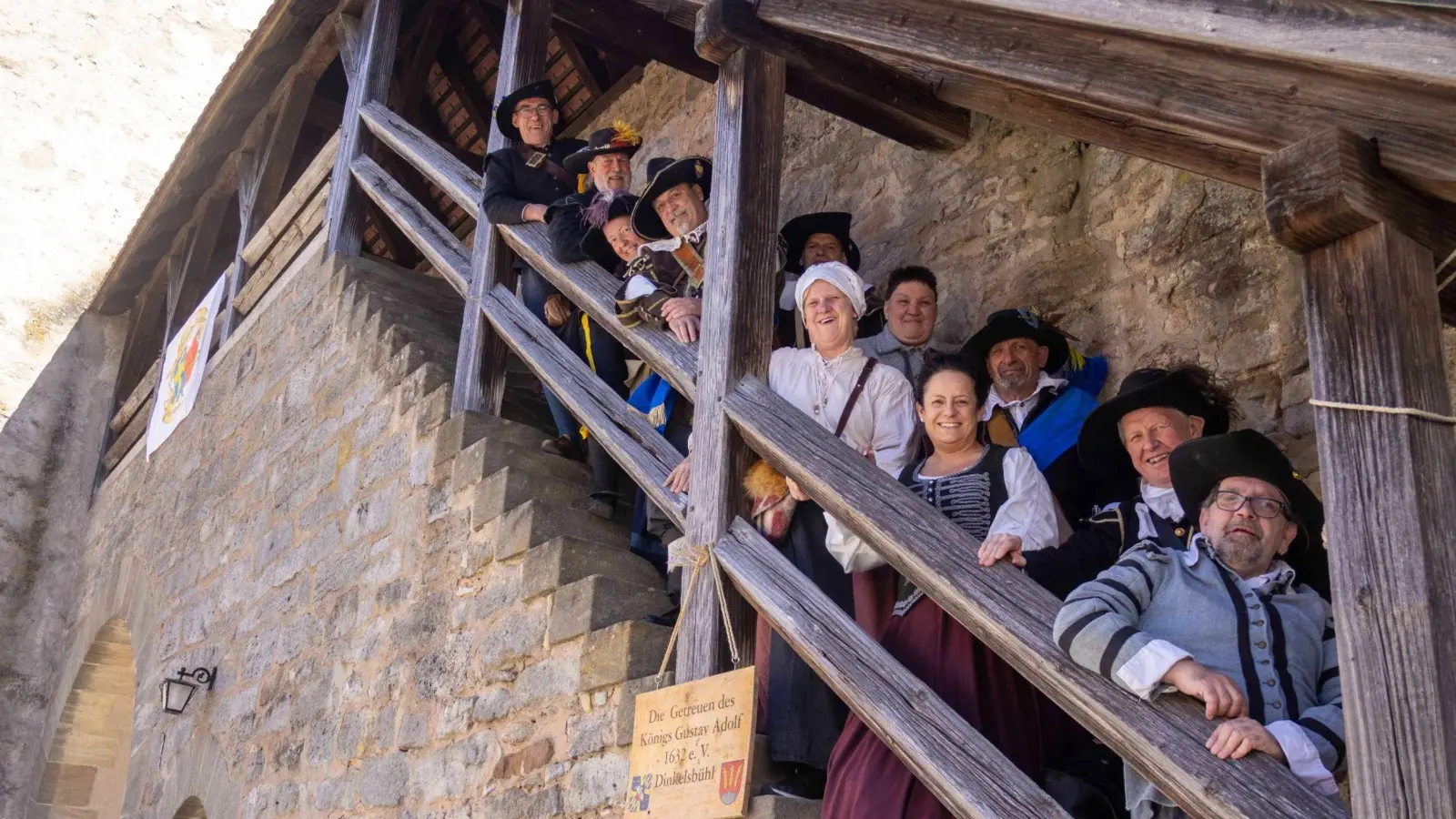 Die Getreuen des Königs Gustav Adolf am Aufgang zum Nördlinger Torturm. Die dortige Ausstellung ist nach der Winterpause wieder zugänglich und wurde neu konzipiert. (Foto: Die Getreuen des Königs Gustav Adolf/Thomas Merz)