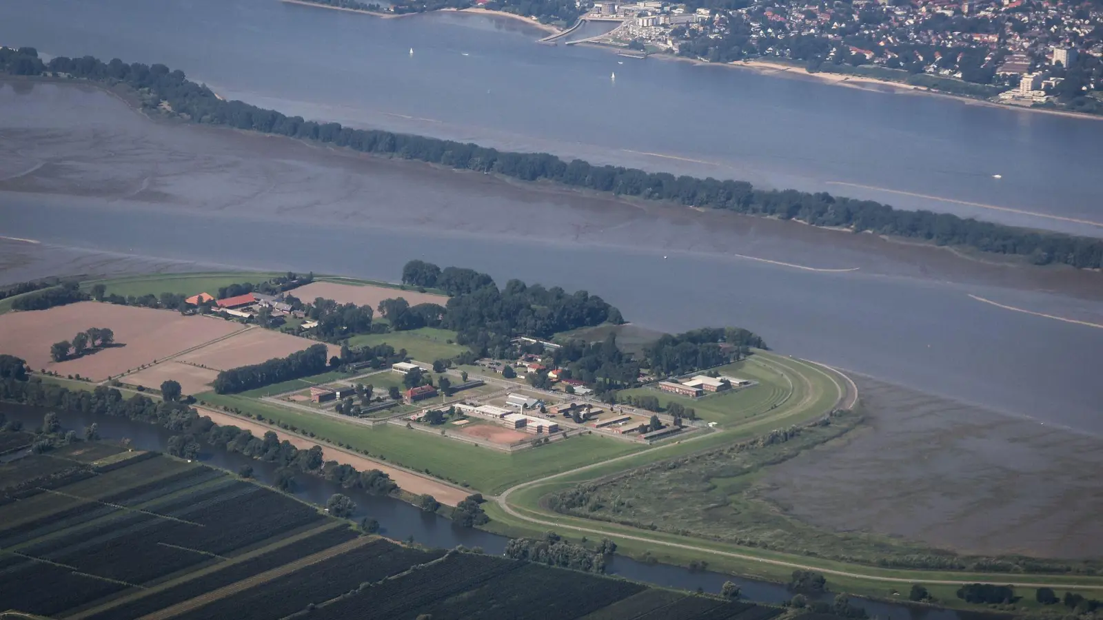 Die Justizvollzugsanstalt Hahnöfersand liegt auf einer Insel in der Elbe. (Archivbild) (Foto: Christian Charisius/dpa)