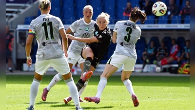 Der Klassiker des deutschen Frauenfußballs: Bayern München gegen den VfL Wolfsburg - hier beim Supercup-Finale im August. (Foto: Uli Deck/dpa)