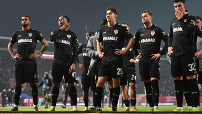 Hängende Köpfe beim VfB: Der Bundesligist kassierte in Belgrad eine heftige Klatsche. (Foto: Marijan Murat/dpa)