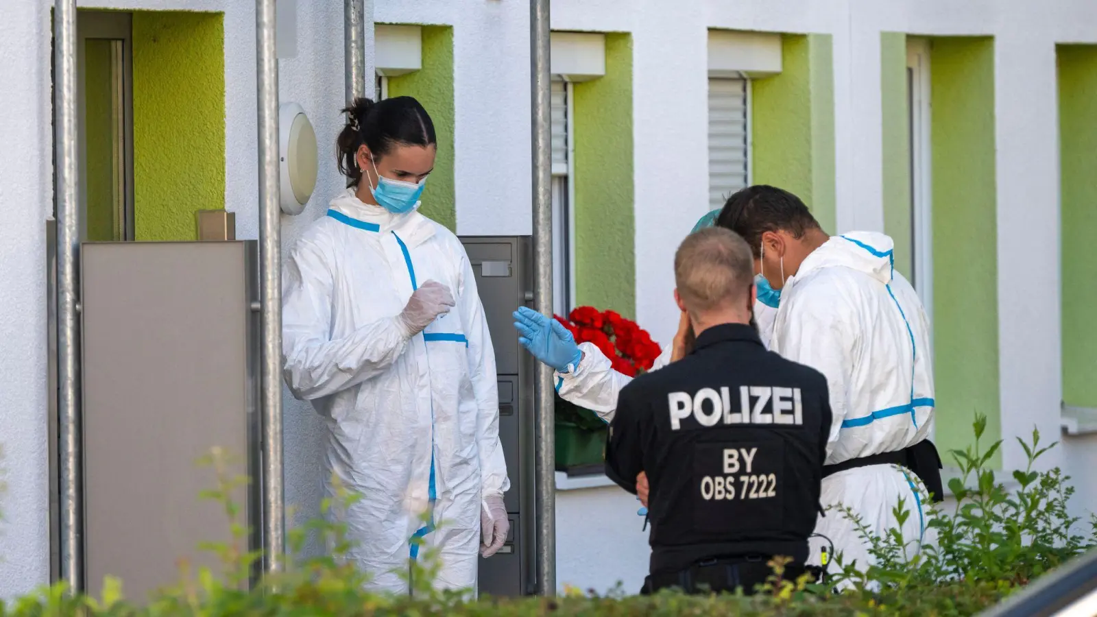 In dem Haus wurden die Leichen der Frau und ihres Sohnes gefunden. (Foto: Peter Kneffel/dpa)