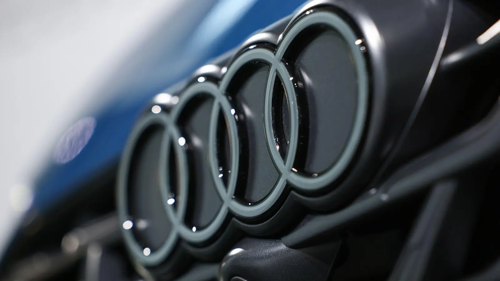 Audi will nicht noch mehr Personal abbauen als schon angekündigt. (Archivbild) (Foto: Daniel Löb/dpa)