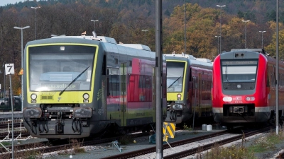 Züge der Agilis und der Deutschen Bahn stehen auf Gleisen der Franken-Sachsen-Magistrale. (Foto: Daniel Vogl/dpa/Archivbild)
