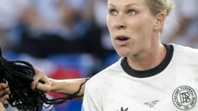 Für dieses Foulspiel wird Kathrin Hendrich (hinten rechts) gesperrt - allerdings nur für ein Spiel. (Foto: Georgios Kefalas/KEYSTONE/dpa)