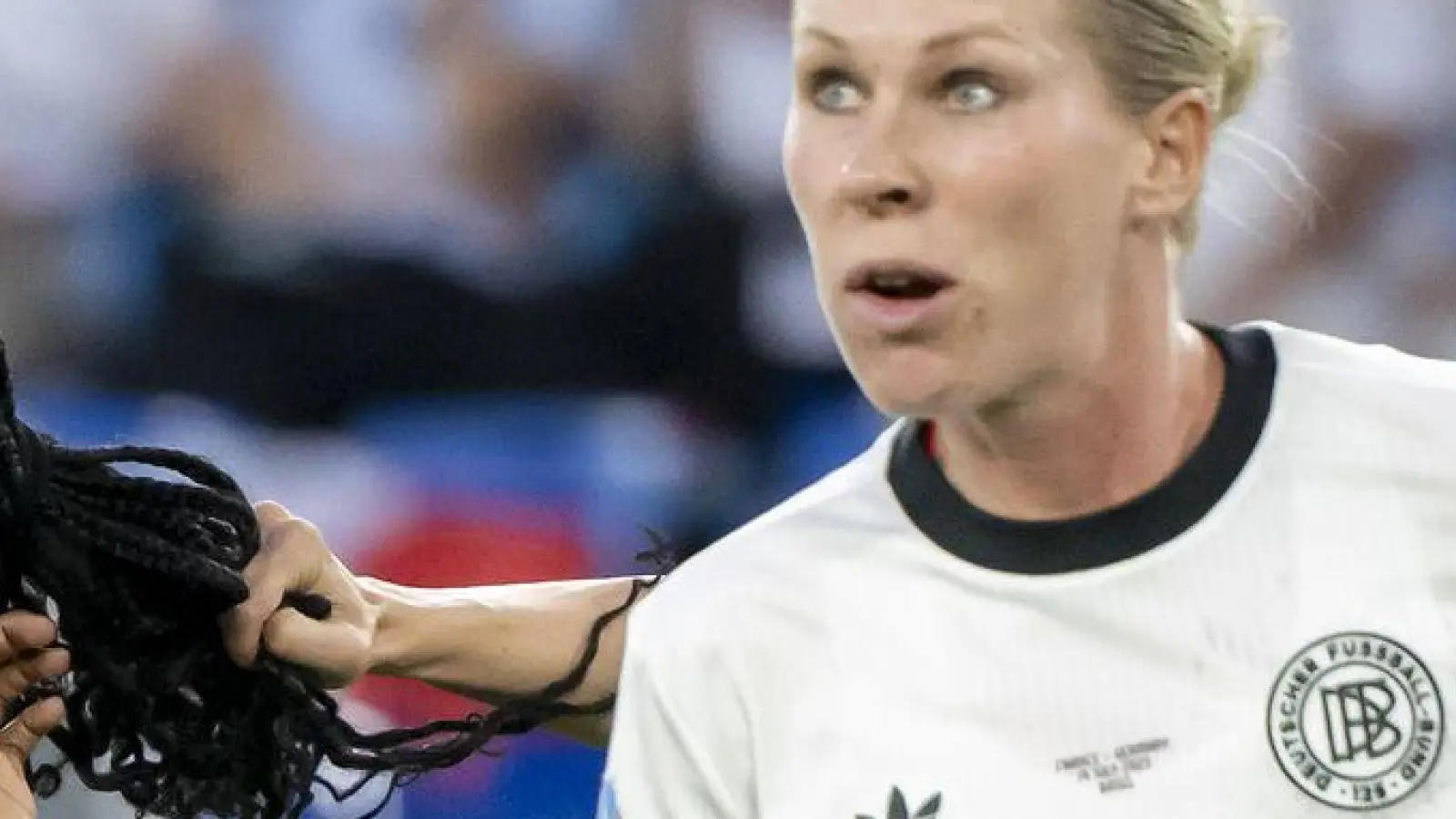 Für dieses Foulspiel wird Kathrin Hendrich (hinten rechts) gesperrt - allerdings nur für ein Spiel. (Foto: Georgios Kefalas/KEYSTONE/dpa)