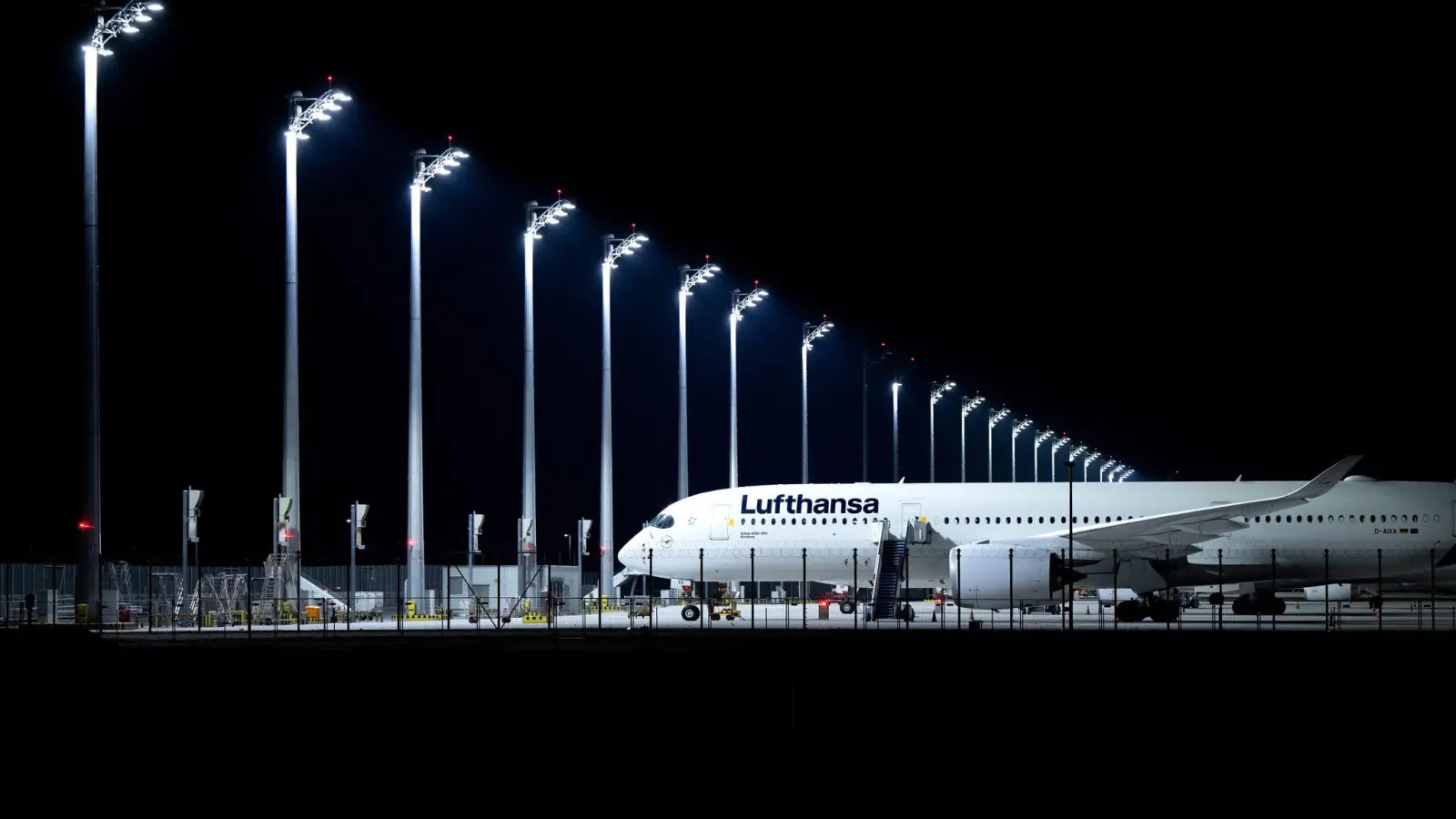 Zahlreiche Lufthansa-Jets könnten wegen eines Piloten-Streiks am Boden bleiben.  (Foto: Sven Hoppe/dpa/dpa-tmn)