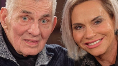 Heinz Hoenig und seine Ehefrau Annika Kärsten-Hoenig bei einem Fototermin im November 2025. (Archivbild) (Foto: Henning Kaiser/dpa)