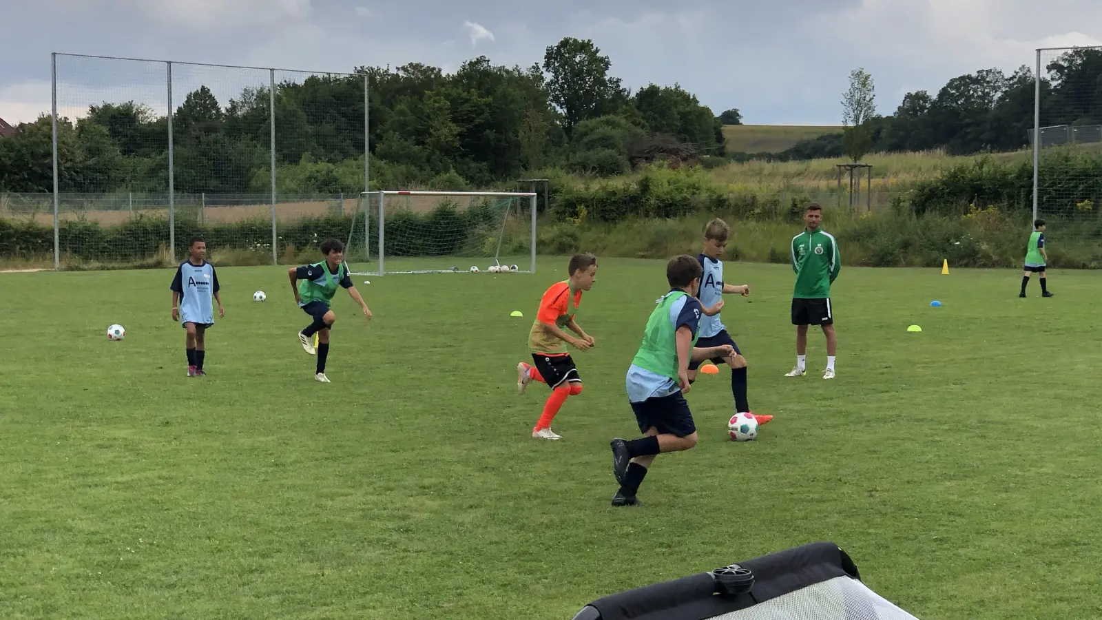 Niklas Reutelhuber beobachtete den Nachwuchs bei einer der spielerischen Übungsformen. (Foto: Florian Pöhlmann)