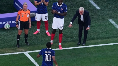 Didier Deschamps wechselte Kylian Mbappé aus - und verneigte sich. (Foto: Petr David Josek/AP/dpa)