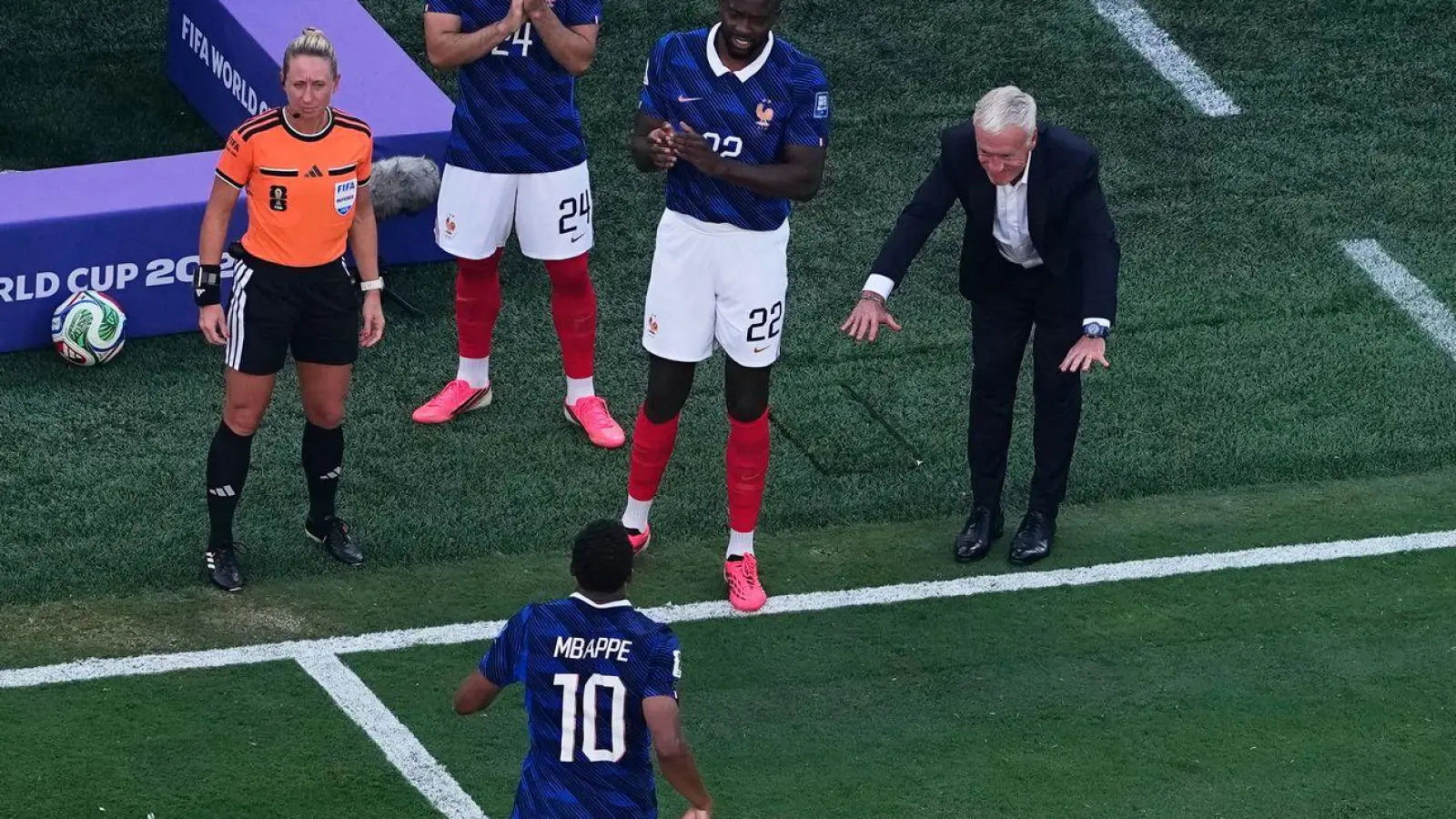 Didier Deschamps wechselte Kylian Mbappé aus - und verneigte sich. (Foto: Petr David Josek/AP/dpa)