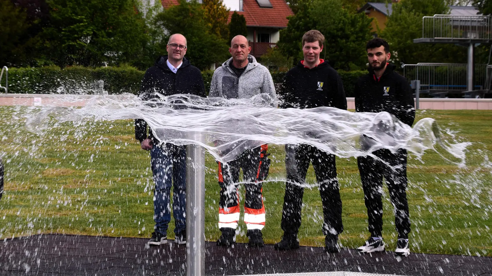 Im Planschbereich ist auch alles vorbereitet. Darüber freuen sich (von links) Thomas Schmitt, Thomas Siebert, Fabian Dachlauer und Rettungsschwimmer Mohammad Bouzan. (Foto: Gerhard Krämer)
