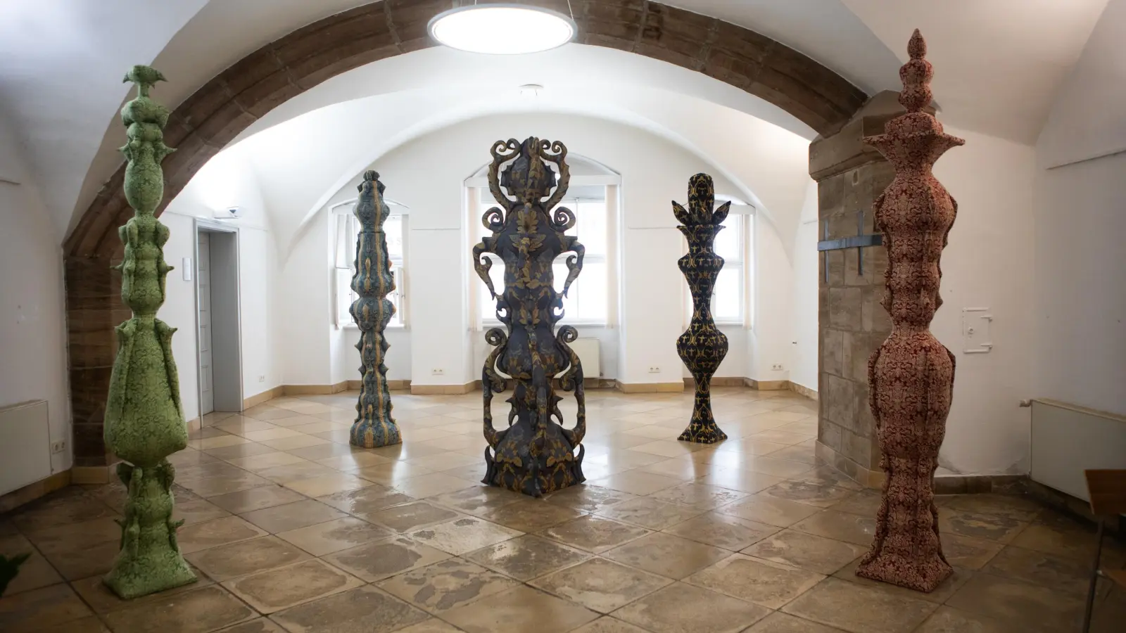 In der Gotischen Halle des Stadthauses lassen sich Werke von Nina Heinlein ansehen. Auch sie gehören zur Gruppenausstellung „Rokokissimo”. (Foto: Evi Lemberger)