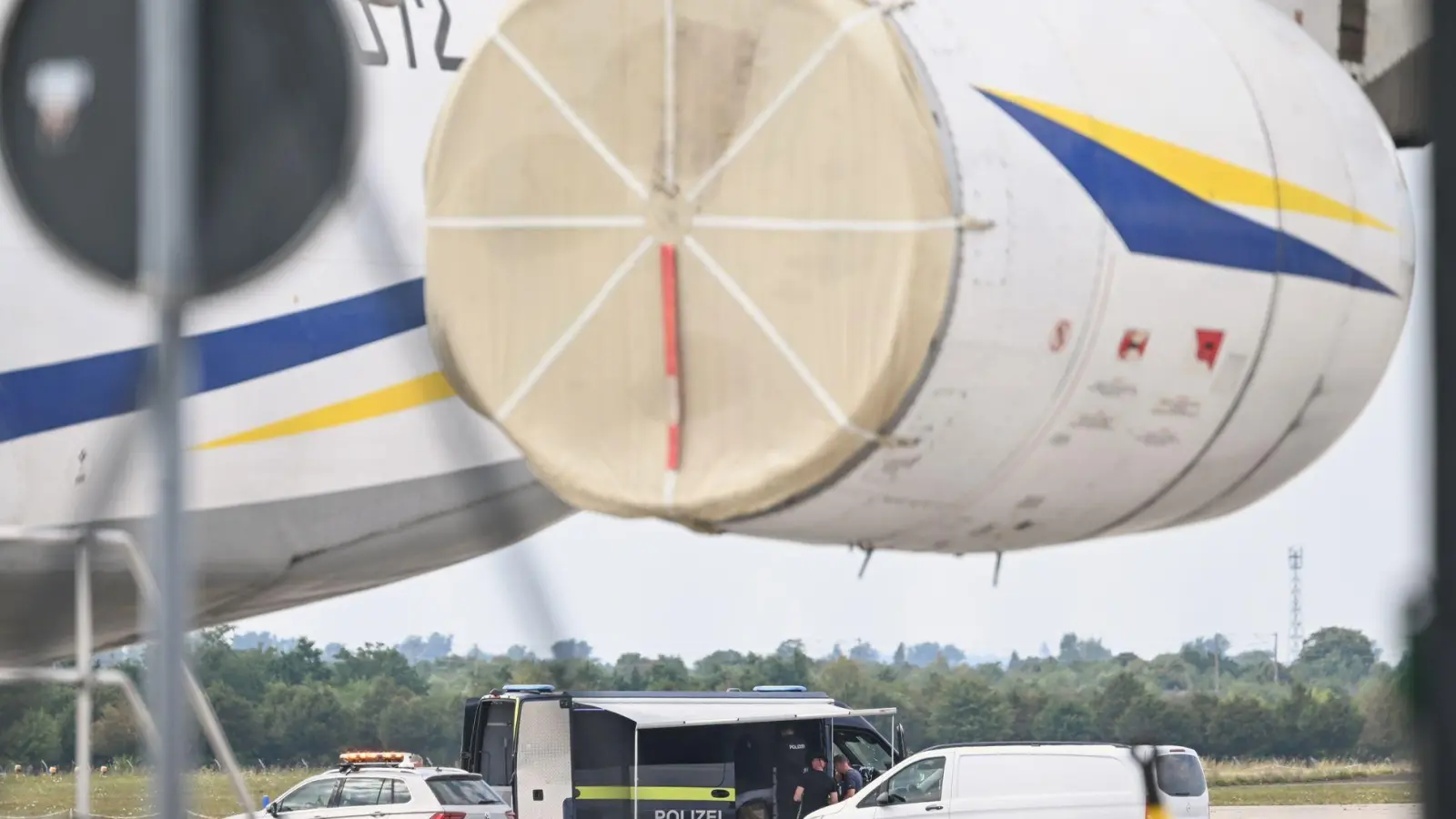 Nach dem Fund einer Drohne mit Sprengvorrichtung am Flughafen Leipzig/Halle fordert ein Luftverkehrsexperte einen besseren Schutz kritischer Infrastruktur. (Archivbild)  (Foto: Hendrik Schmidt/dpa)