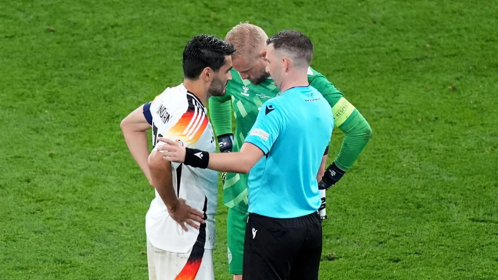 Schiedsrichter Michael Oliver spricht mit den Kapitänen Ilkay Gündogan (l.) und Dänemarks Kasper Schmeichel. (Foto: Marcus Brandt/dpa)