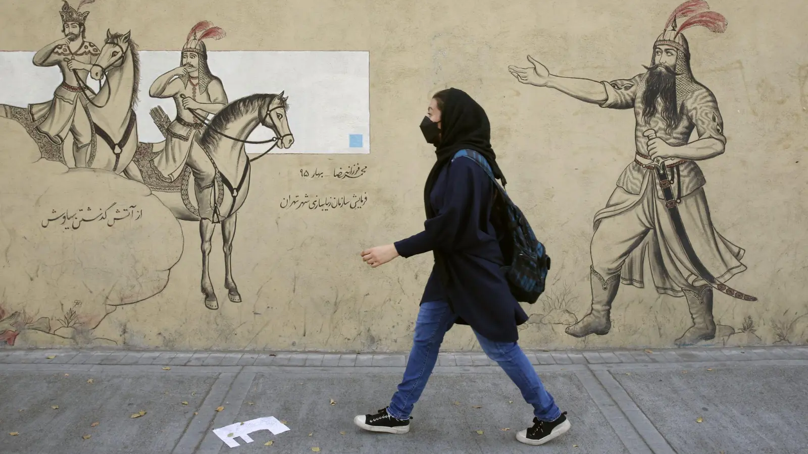 Straßenszene aus Teheran: Die Kopftuchpflicht wird seit Mitte April dieses Jahres strenger von der iranischen Polizei kontrolliert, dabei kommt auch Videoüberwachung zum Einsatz. (Foto: ---/dpa)