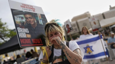In Tel Aviv versammelten sich Menschen, um die Freilassung gemeinsam zu verfolgen.  (Foto: Oded Balilty/AP/dpa)