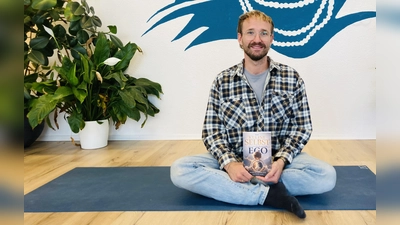 Yogalehrer und Autor: Vor kurzem ist das erste Buch von Markus Köhnlein erschienen. In „Das kleine Selbst – und sein Freund namens Ego” finden sich auch Bezüge zu Rothenburger Schauplätzen, wie dem Marktplatz oder das Wildbad. (Foto: Corinna Müller)