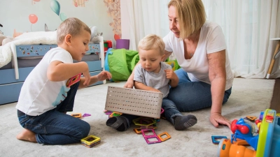 Für einen kürzeren Altersabstand zwischen den Geschwistern sprechen nicht nur praktische und finanzielle Gründe, sondern auch ein gleicher Erziehungsansatz. (Foto: Christin Klose/dpa-tmn)