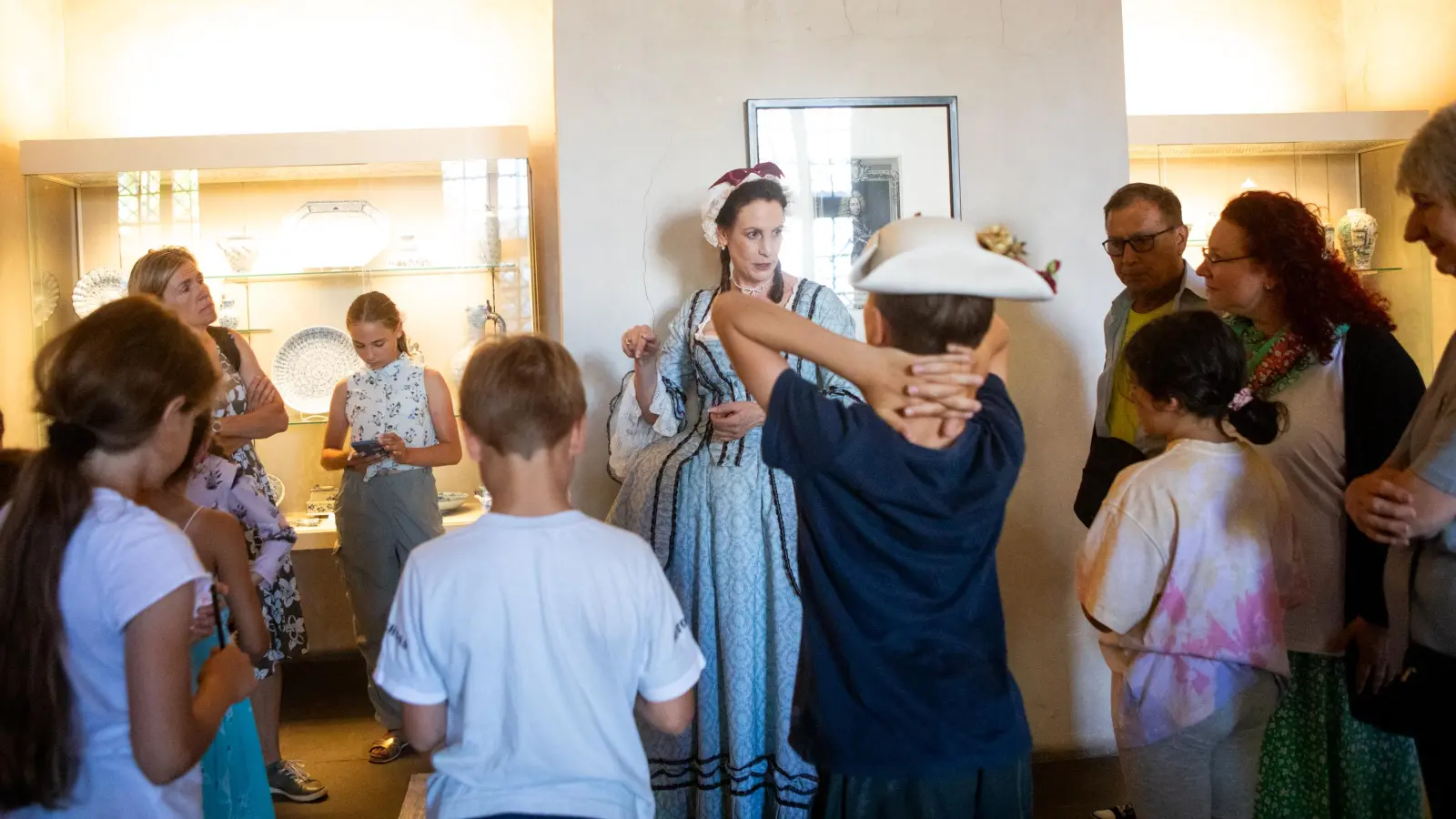 Birgit Klopfer (Mitte) vom Heimatverein führt eine Gruppe in der Residenz. (Foto: Evi Lemberger)