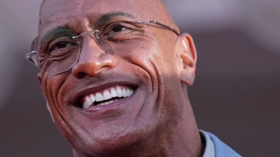 Dwayne Johnson spielt in den „Jumanji“-Neuauflagen eine Videospielfigur. (Archivbild) (Foto: Alessandra Tarantino/Invision/AP/dpa)