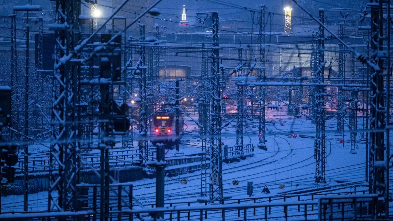 Schnee und Eis zum Wochenstart (Foto: Marijan Murat/dpa)
