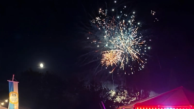 Viele Schaulustige zog es zum abschließenden Feuerwerk nach draußen. (Foto: Nicole Paskow)