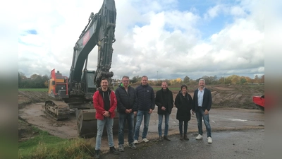Informierten auf der Baustelle über das 1,9-Millionen-Euro-Projekt (von links): Lukas Beck (Bauleiter der Firma Rossaro), Peter Stübe (Planer vom Ingenieurbüro Härtfelder), Martin Hemm (Bauamt), OB Dr. Christoph Hammer, Isabell Oertel (Stadtverwaltung) und Andreas Karl (Stadtwerke). (Foto: Friedrich Zinnecker)