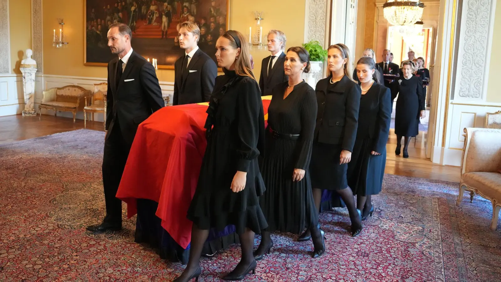 In einer feierlichen Prozession hatten die Kinder und Enkel des norwegischen Monarchen dessen Sarg vergangene Woche durch das Osloer Schloss in die Schlosskapelle getragen. (Archivbild) (Foto: Ole Berg-Rusten/NTB Scanpix/AP/dpa)