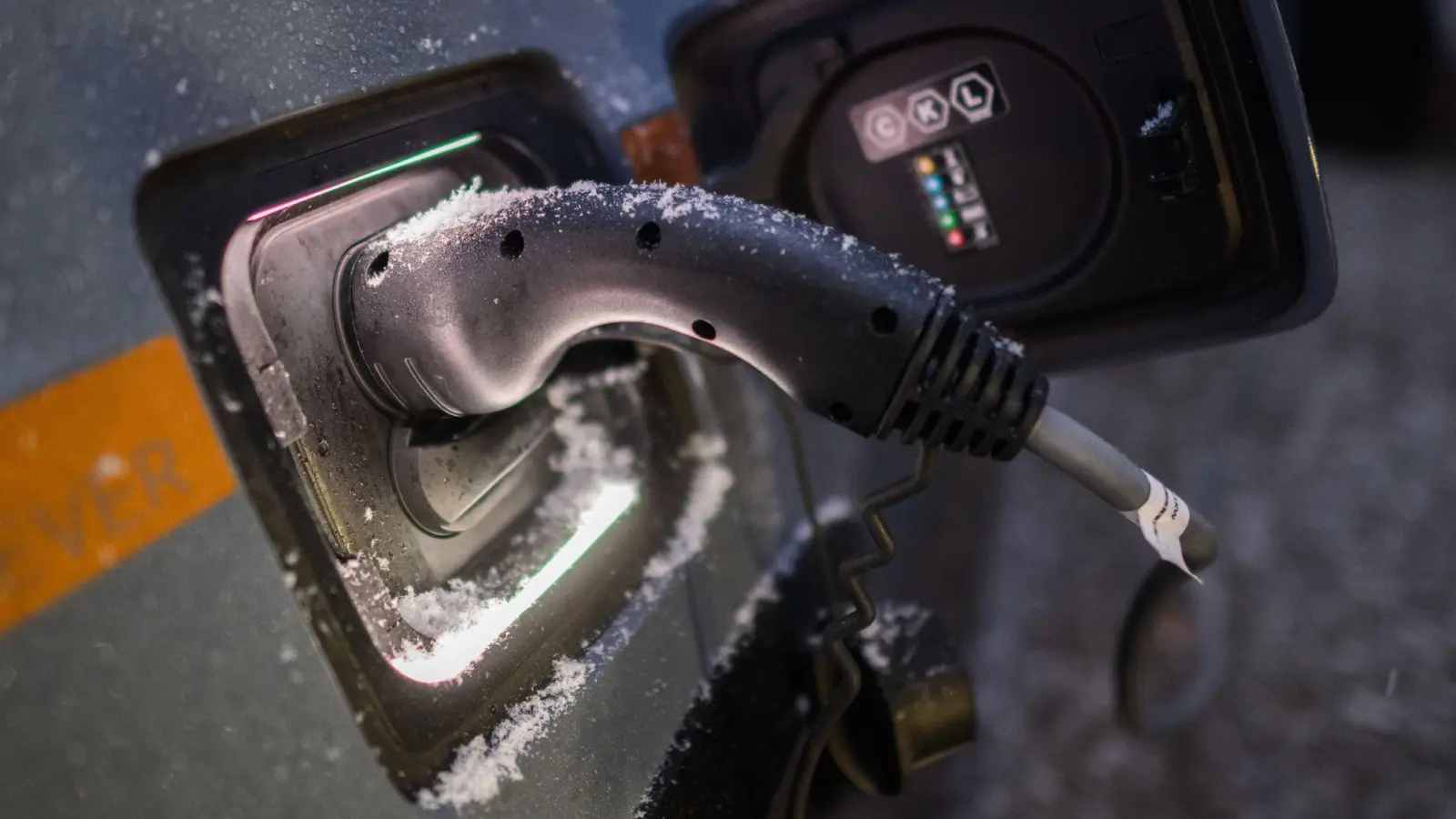 Zwar verlieren Elektroautos bei Kälte Reichweite, doch lässt sich durch Vorwärmen an der Wallbox und die Nutzung von Sitz- und Lenkradheizung statt Hauptheizung Energie sparen. (Foto: Julian Stratenschulte/dpa/dpa-tmn)