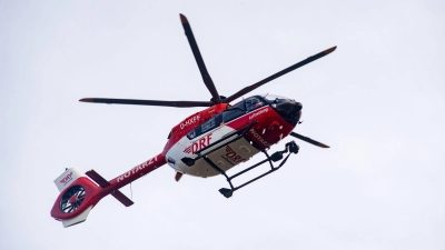 Ein Rettungshubschrauber flog einen der beiden Schwerverletzten ins Krankenhaus (Symbolfoto). (Foto: Stefan Sauer/dpa)