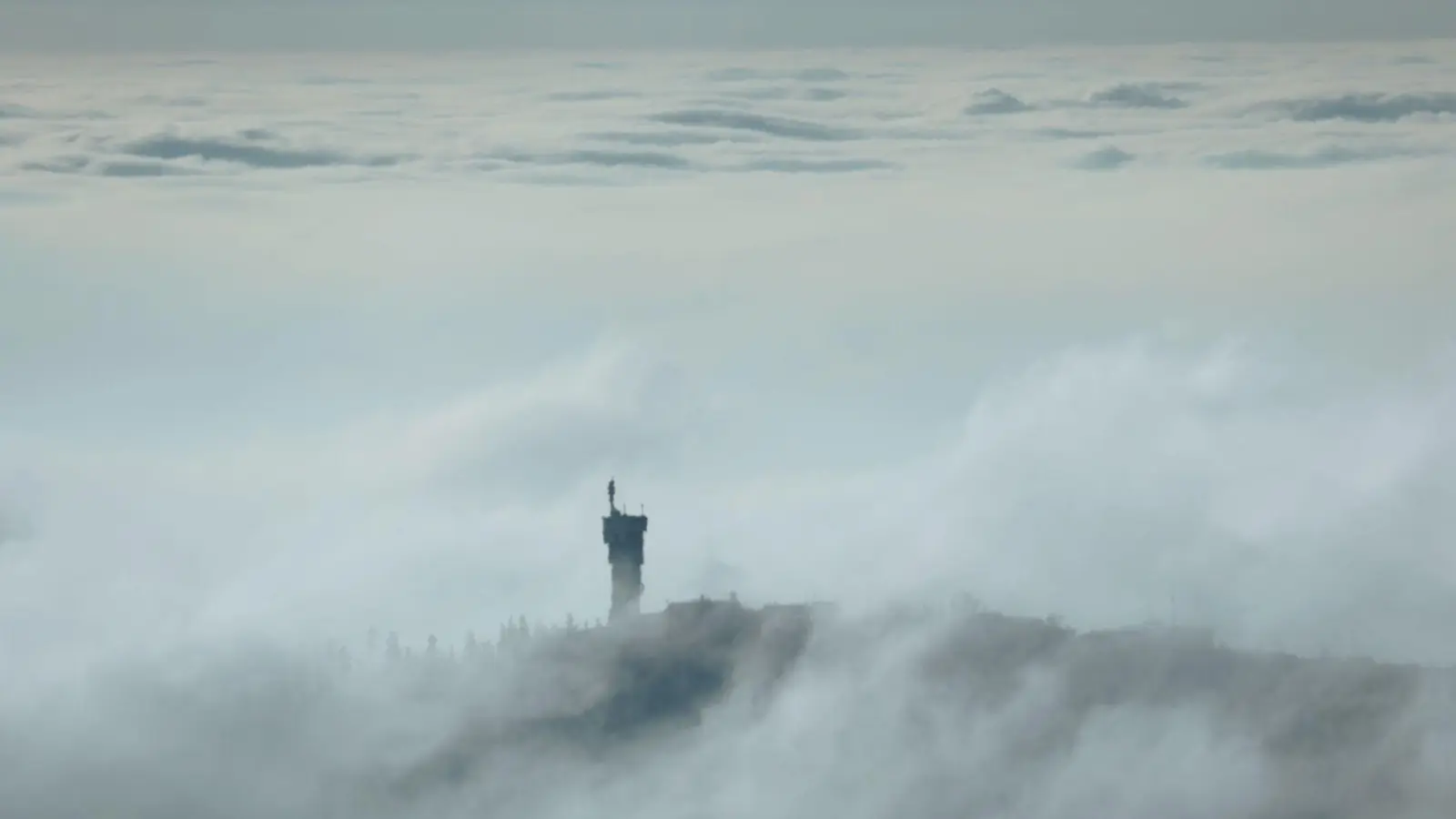 Nass-kalt und windig - Die Silvesternacht kann recht ungemütlich werden (Foto: Matthias Bein/dpa)