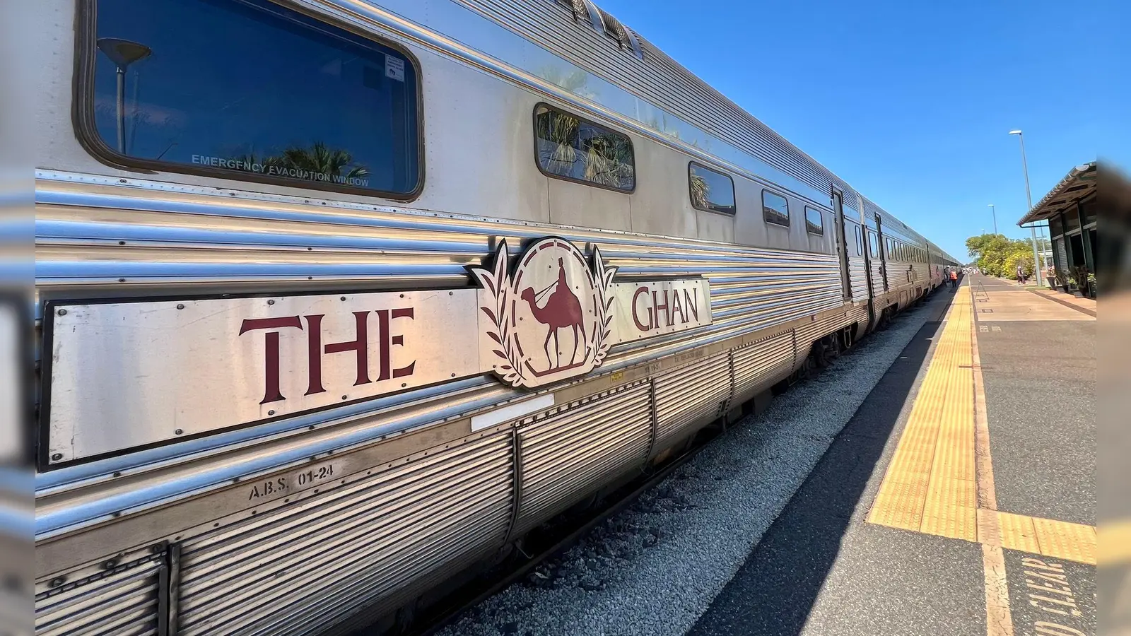 Bei einem Zwischenstopp am Bahnhof von Katherine: Der „Ghan“ reicht scheinbar bis zum Horizont. (Foto: Carola Frentzen/dpa-tmn)